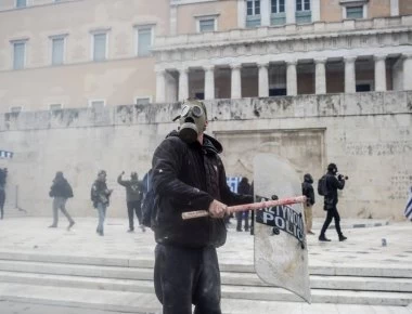 Κουκουλοφόροι μπροστά από τον Άγνωστο Στρατιώτη - Φόβοι για επεισόδια